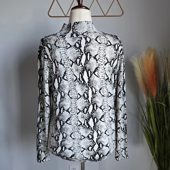Revolve 525 America, New White Black Python Animal Print Mock Sweater Size XL - Picture 7 of 13
